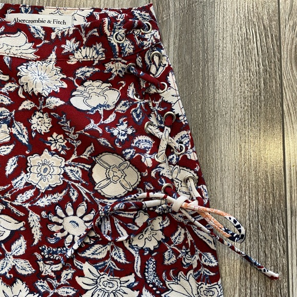 Abercrombie & Fitch Mini Side Tie Skirt (Size 10) - Picture 4 of 5
